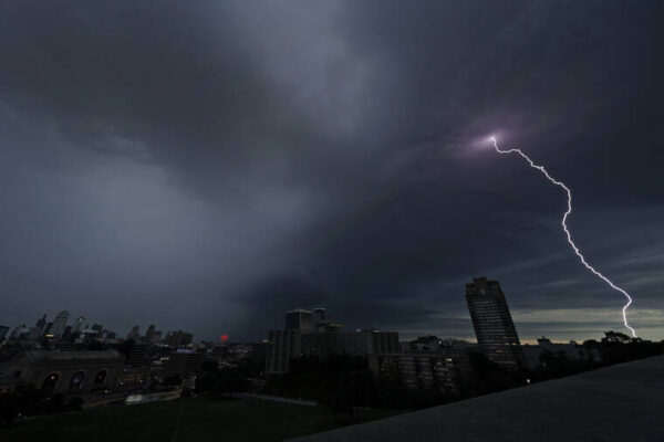 Central U.S. faces severe thunderstorm threat, possible tornadoes