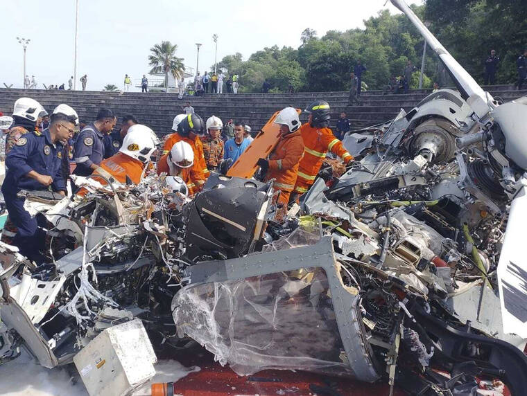 马来西亚两架军用直升机相撞 机上10人全部遇难