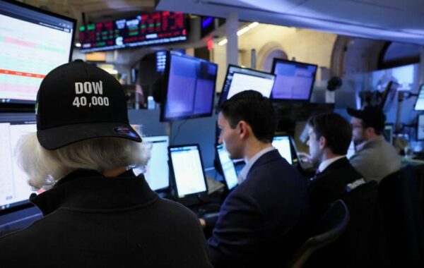 Dow closes at record high above 40,000