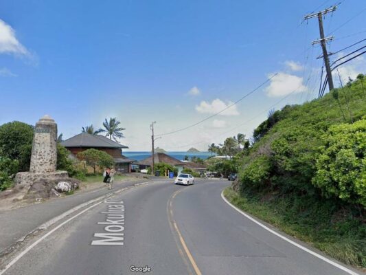 Pedestrian access to Lanikai restricted during pole replacement