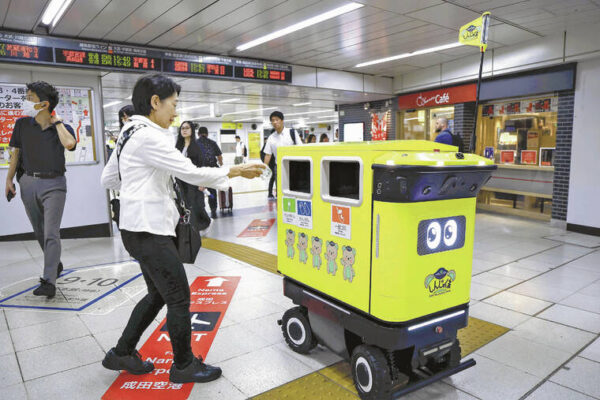 Trash can robot tested at Shinjuku train station